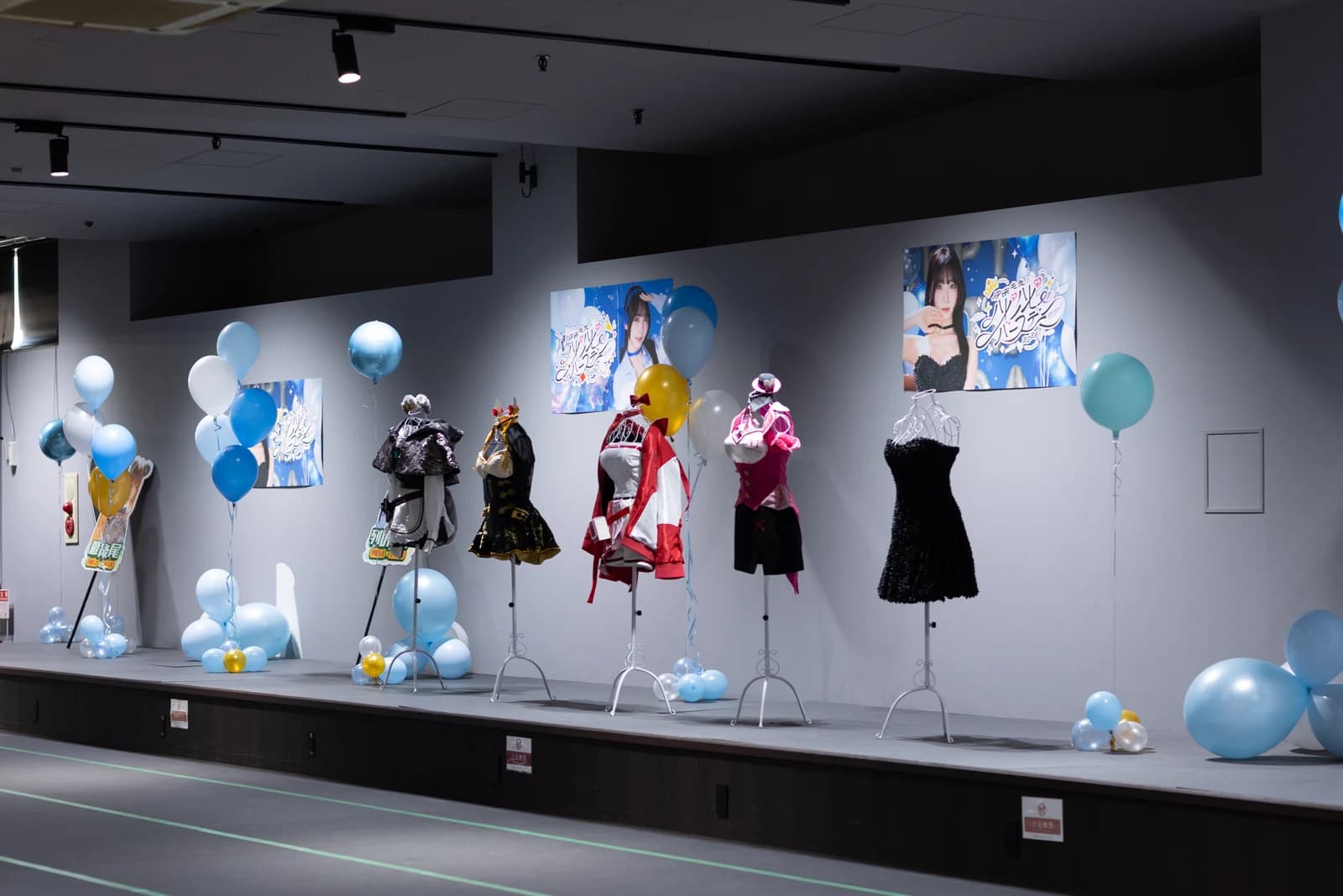 2026年の生誕祭会場に並ぶ衣装とバルーンの展示