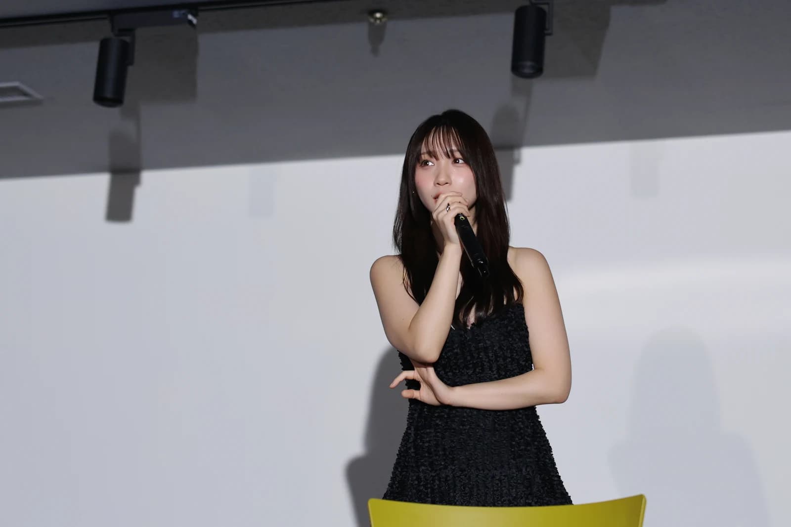 2026年の生誕祭でマイクを持つ伊織もえ